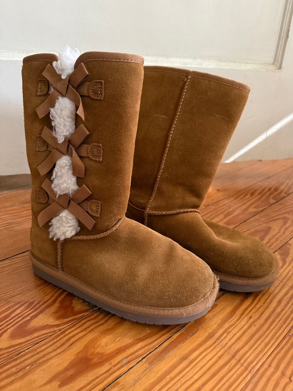 Koolaburra by Ugg Victoria kid’s boots with bows and shearling trim, size 2 kids